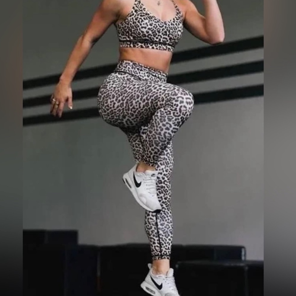 ZYIA Active Leopard Brilliant Scrunchy What Hi-Rise 7/8 Leggings - Picture 3 of 15